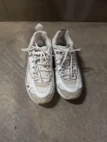 FILA 화이트 스니커즈