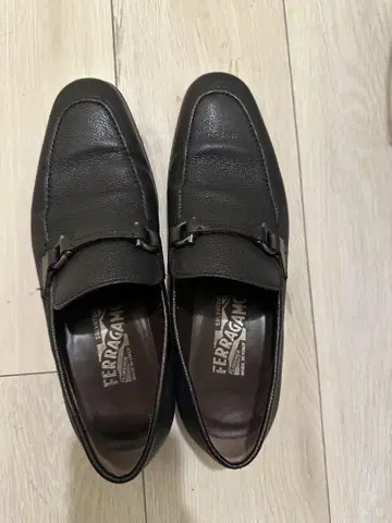 FERRAGAMO 블랙 가죽 로퍼