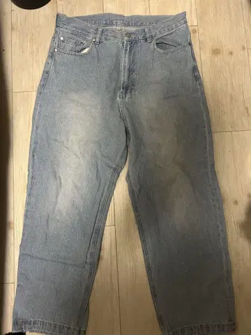 연한 블루 스트레이트 데님 팬츠