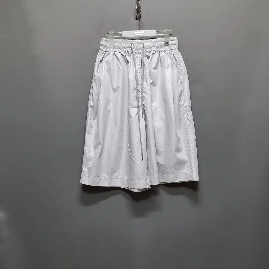 bonnae Graphic Shorts Ivory on Bunjang Global Site.