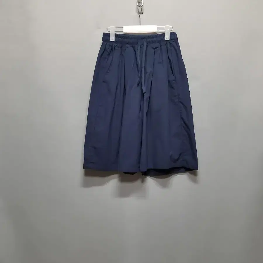 bonnae Graphic Shorts Ivory on Bunjang Global Site.