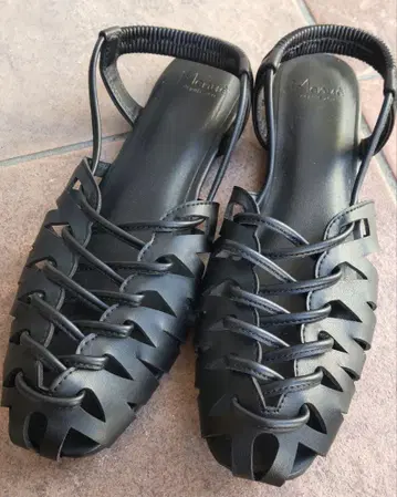 블랙 스트랩 샌들