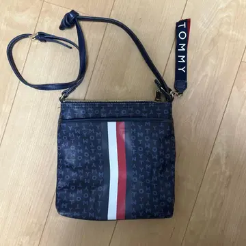 TOMMY 네이비 로고 프린트 사코슈
