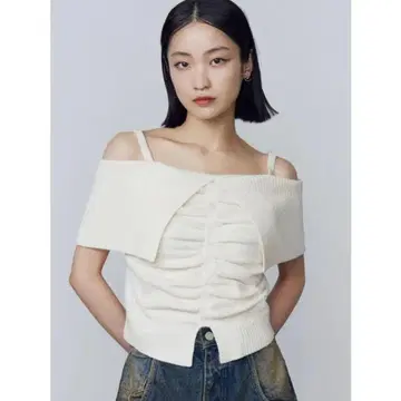 EMODA 프론트 버튼 오프숄더 니트