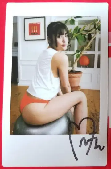 니토리 히나 친필 사인 폴라로이드 1