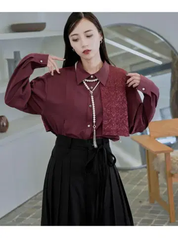 HARE 아시메 플리츠 이소재 셔츠 와인 레드