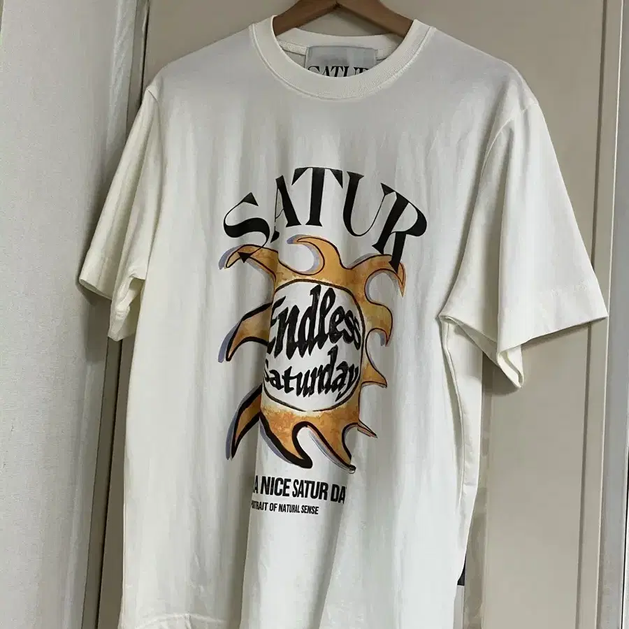 SATUR | 세터 Satur Sun Retro Graphic vahn Sleeve T-shirt
