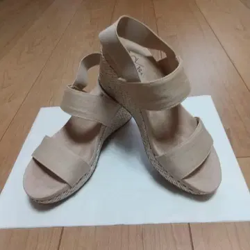 베이지 웨지 샌들 스트랩 디자인