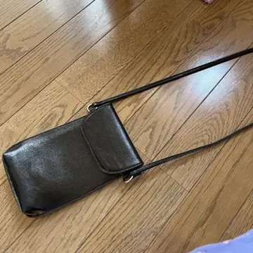 블랙 숄더백 플랩 부착