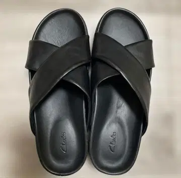Clarks 크로스 스트랩 가죽 샌들