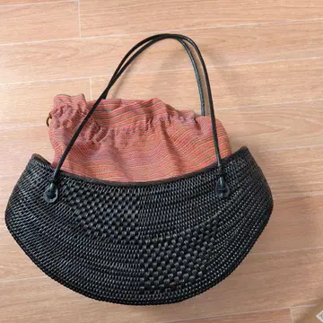 검정 반달 모양 바스켓백