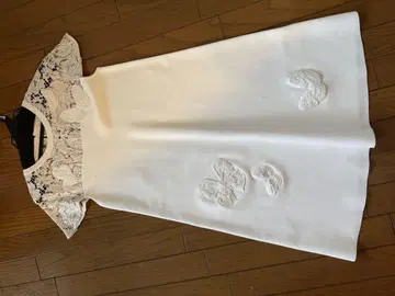 화이트 나비 자수 반팔 원피스