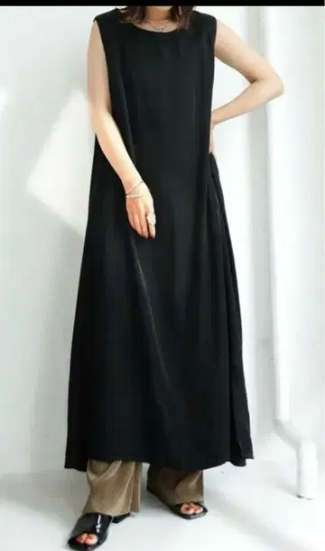 안티카 패턴 토르소 블랙 슬리브리스 롱 원피스