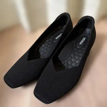VIVAIA 블랙 펌프스