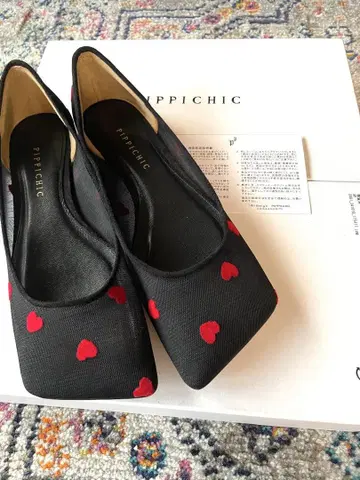 PIPPICHIC 하트 무늬 블랙 플랫슈즈
