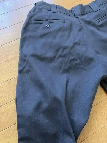 블랙 치노 팬츠 뒷면 포켓 부착 얼룩 있음