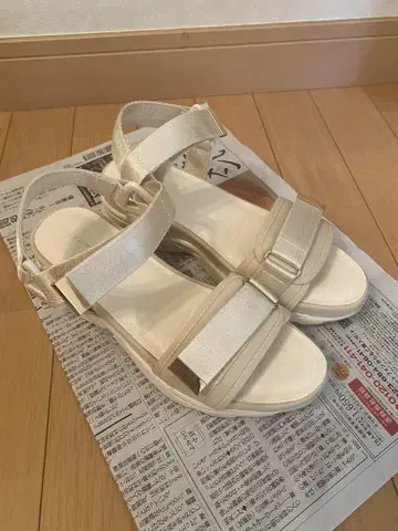 베이지 스트랩 샌들 통굽