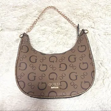 GUESS 초승달 모양 백 브라운 로고 체인