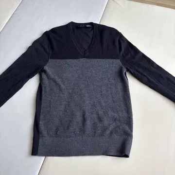 Armani Exchange 다크 그레이/네이비 V넥 니트 M