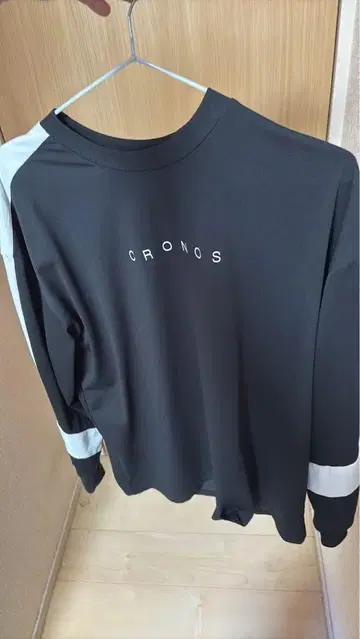 CRONOS 블랙 긴팔 티셔츠