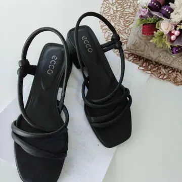 ECCO 블랙 스트랩 샌들