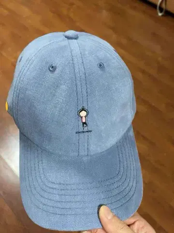 파란색 자수 캐릭터 캡