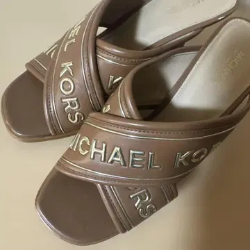 MICHAEL KORS 브라운 슬라이드 샌들