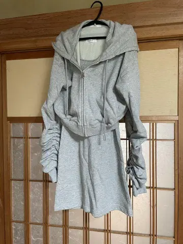다리치 그레이 후드 부착 개더 소매 후드티 셋업