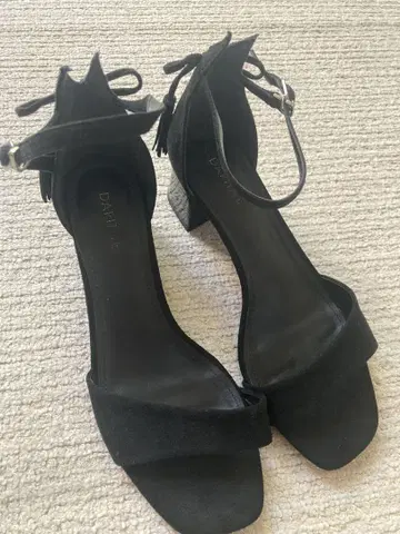 DARIAN 블랙 태슬 청키힐 샌들 24.5cm