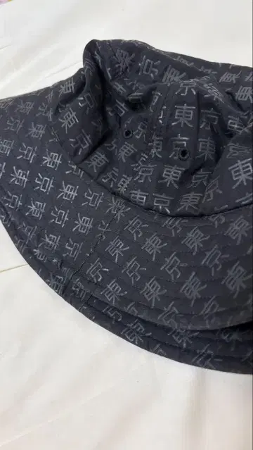 IKUMI 도쿄 문자 패턴 버킷햇 블랙