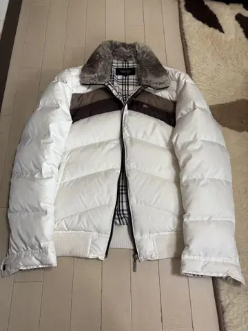 화이트 다운 자켓 퍼 카라 부착