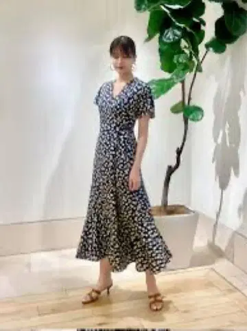 투모로우랜드 쁘띠 플라워 프린트 카슈쿨 원피스