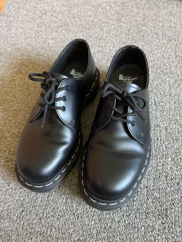 Dr. Martens 화이트 스티치 uk6