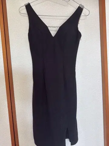 비즈 장식 V넥 타이트 드레스 블랙