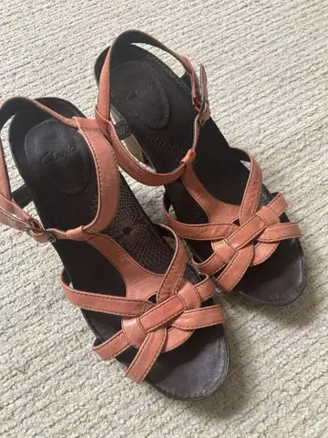 Clarks 오렌지 가죽 스트랩 샌들