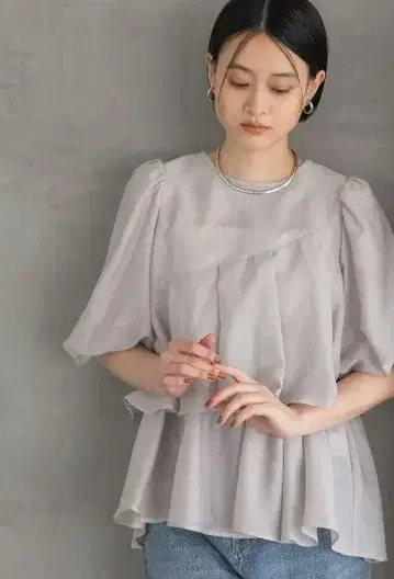아파트 바이 로리즈 아시메 페플럼 블라우스