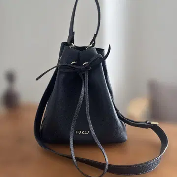FURLA 네이비 가죽 복조리형 숄더백