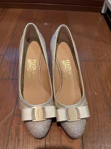 Ferragamo 골드 글리터 펌프스 size 6.5B