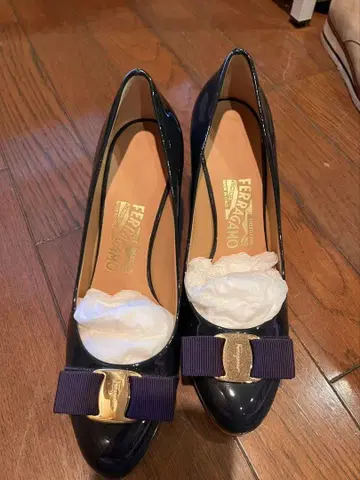 Ferragamo 블랙 에나멜 리본 펌프스 size6.5b