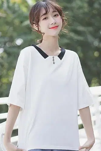 화이트 반팔 티셔츠 V넥 카라 부착