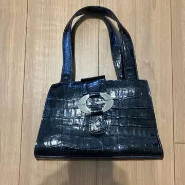 GUESS 크로커다일 패턴 핸드백