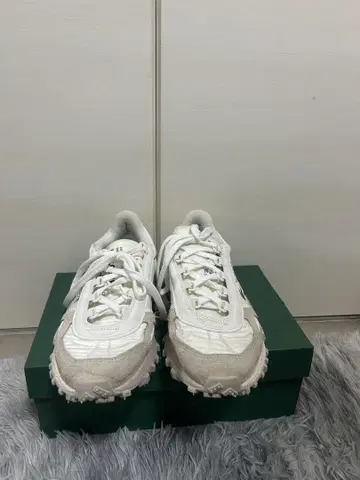 LACOSTE 화이트 스니커즈