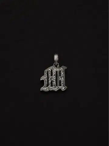 Engraved Initial Pendant 해독제 쿠티