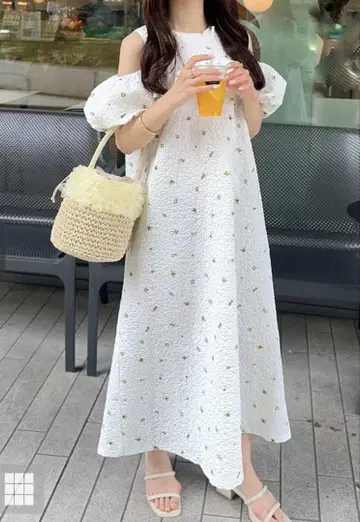 오프숄더 프릴 화이트 롱 원피스