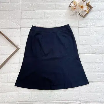 [새상품급] LES MUES 다크 네이비 A라인 스커트 무릎 기장 오피스