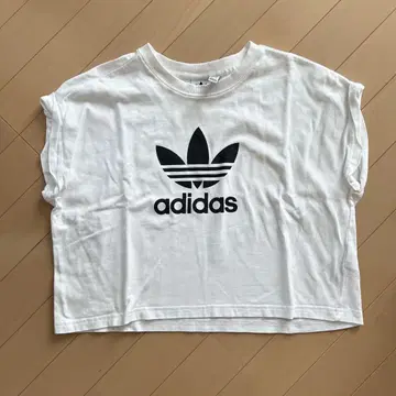 adidas originals 숏 기장 티셔츠 화이트 M 사이즈