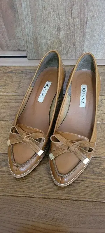DIANA 브라운 리본 로퍼 중간 힐
