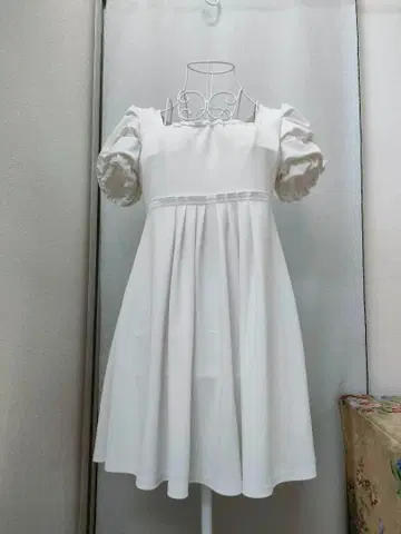 폭시뉴욕 화이트 스퀘어넥 퍼프 슬리브 튜닉