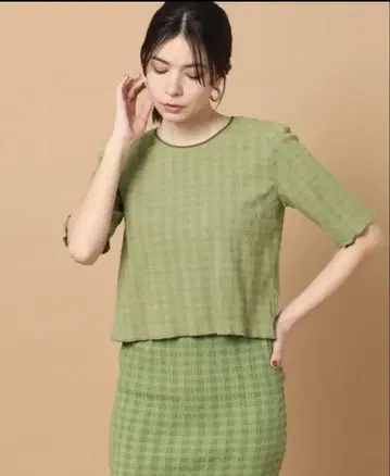 올리브 그린 반팔 블라우스 텍스처 마감