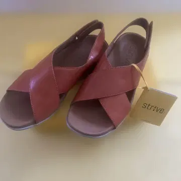 strive 크로스 스트랩 컴포트 샌들